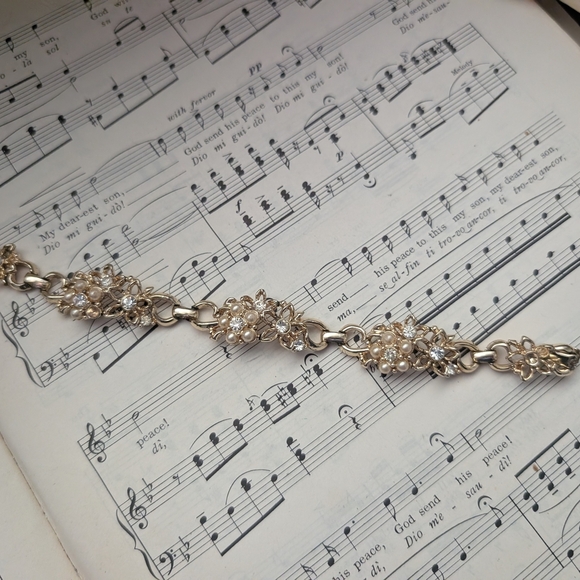 Vintage 50s Goldtone Floral Bracelet With Gemstones And Faux Pearls - Picture 1 of 13